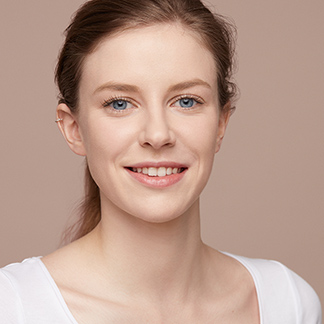Modell med foundation i fargetone 100.5