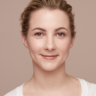 Modell med foundation i fargetone 102.5