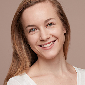 Modell med foundation i fargetone 105.5