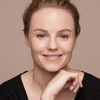 Modell med foundation i fargetone 105