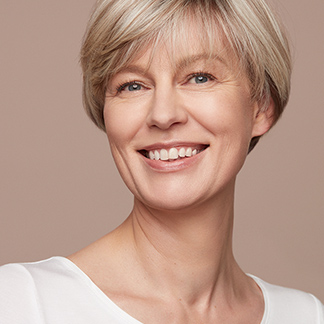 Modell med foundation i fargetone 106