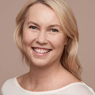 Modell med foundation i fargetone 108.3