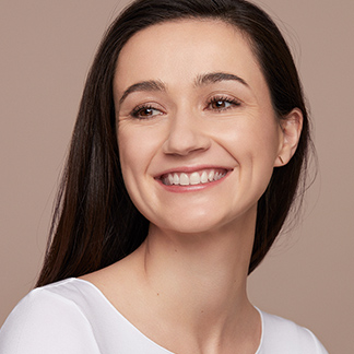 Modell med foundation i fargetone 108.5