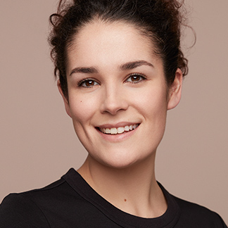 Modell med foundation i fargetone 108