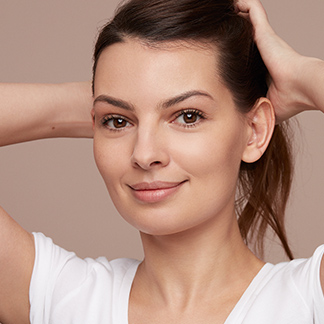 Modell med foundation i fargetone 110