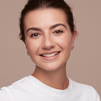 Modell med foundation i fargetone 111