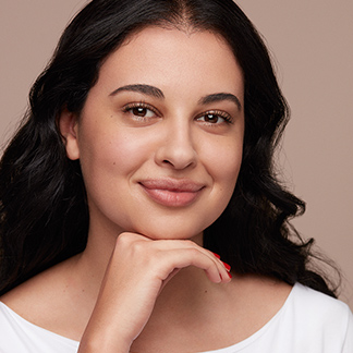 Modell med foundation i fargetone 112